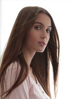 hena 22 year female call girls in Surat